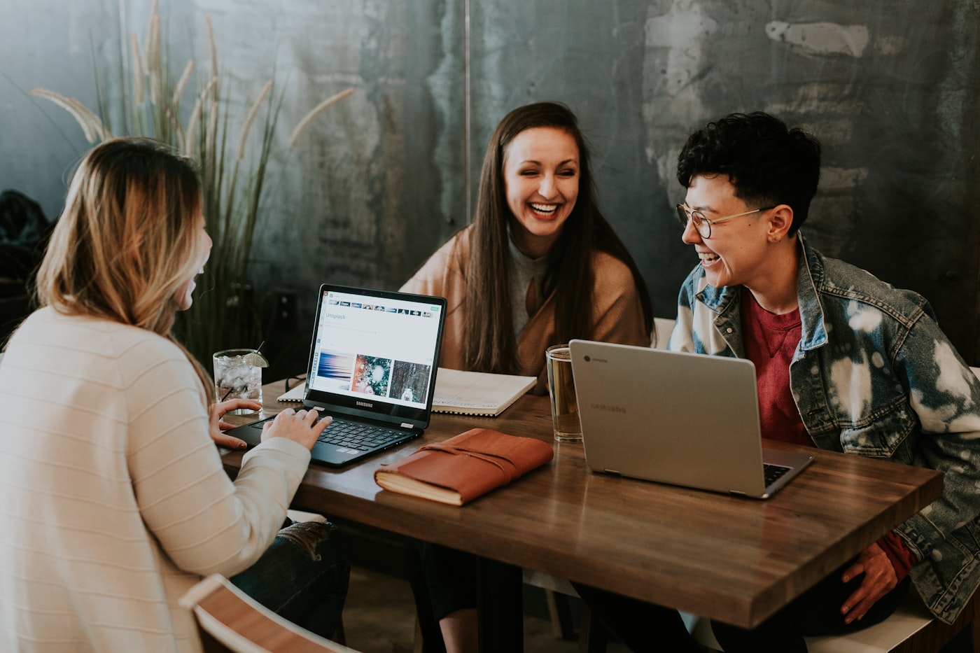 arbeitsplatz mit mehreren laptops